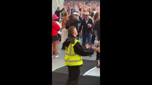 Security guard vibes along to ‘Shake It Off’ during Taylor Swift concert