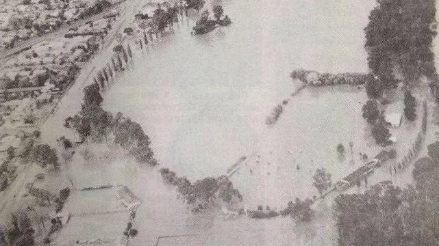 October 1993 floods inundated the bowling green and courst near the Victoria Park Lake, Goulburn River. Picture: Facebook.