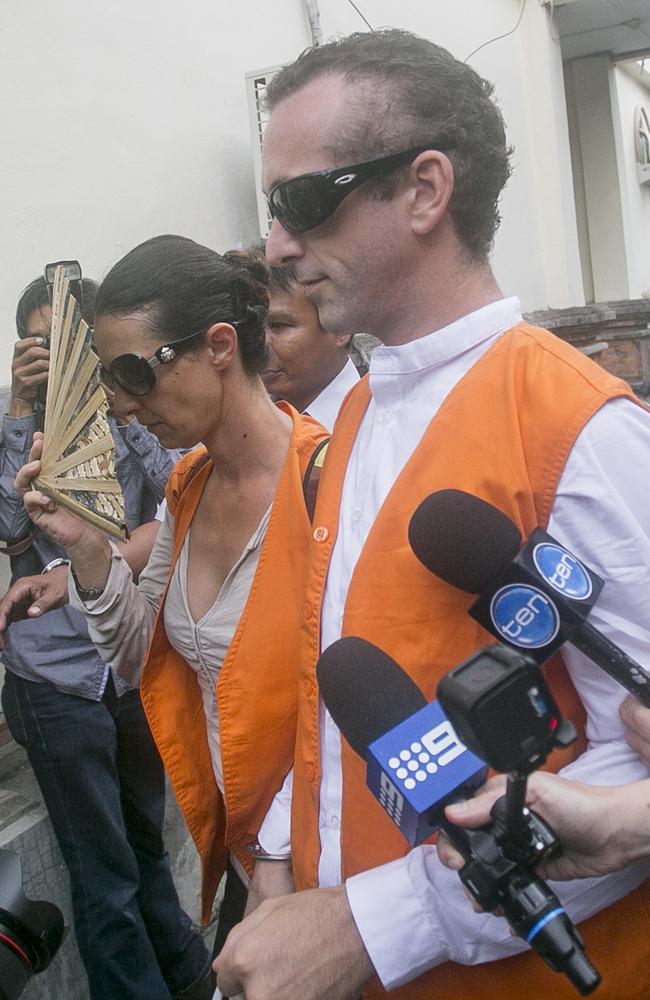British man David Taylor (right) and Australian Sara Connor (left) arrive to face their first trial at Denpasar Court in Denpasar, Bali, Indonesia on Wednesday, November 9, 2016. Australian woman Sara Connor and her British boyfriend David Taylor are facing a trial over the alleged murder of local police officer Wayan Sudarsa, whose bloodied body was discovered on Kuta Beach on August 17. (AAP Image/Johannes Christo) NO ARCHIVING