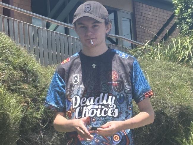‘Do you want this?’ Teen threatens to stab security guard
