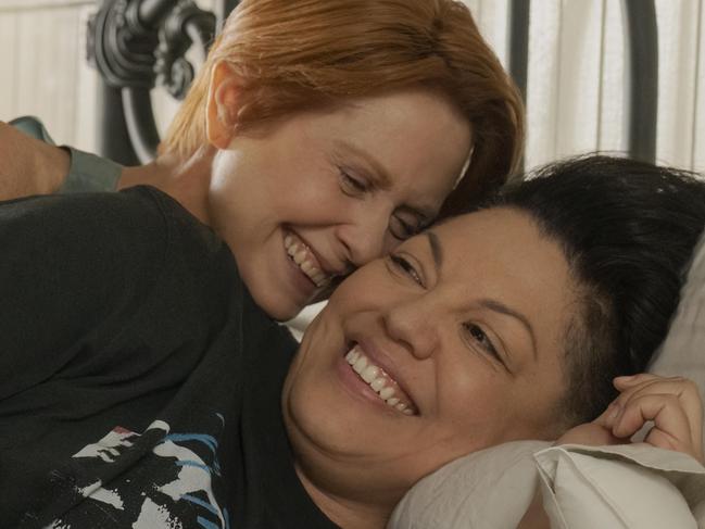 Cynthia Nixon as Miranda Hobbes and Sara Ramirez as Che Diaz in AJLT.