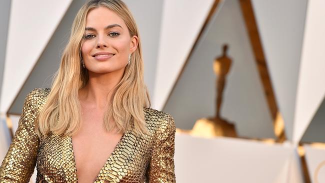 Margot Robbie arrives at the Oscars and shows that skin and style can meet beautifully on the red carpet (Photo by Jordan Strauss/Invision/AP)