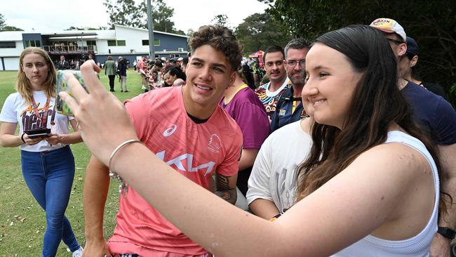 25/9/2023: Reece Walsh signs autographs and during selfies the fans during a Broncos fan training session at the Red Hill, Brisbane. pic: Lyndon Mechielsen/Courier Mail