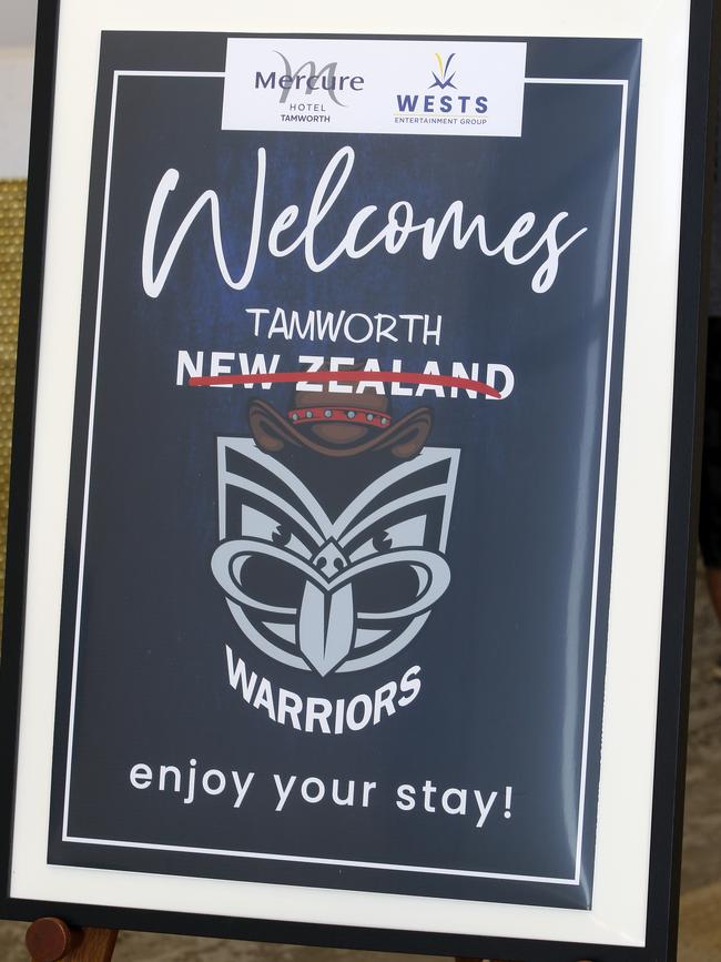 A sign welcoming the Warriors team is seen at the Mercure Hotel in Tamworth. Picture: AAP