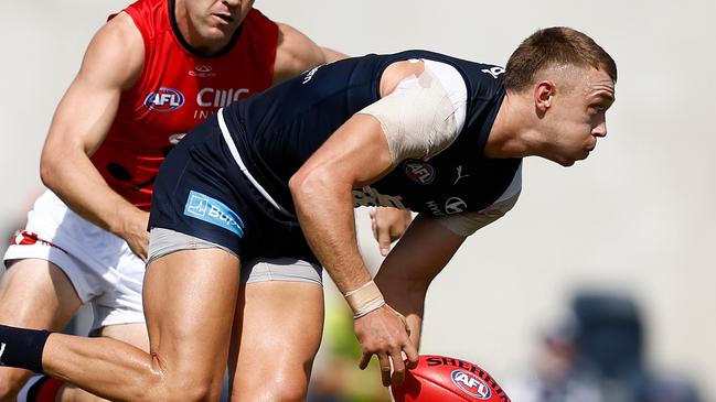 MELBOURNE, AUSTRALIA - FEBRUARY 22: Patrick Cripps of the Blues is chased by Jack Macrae of the Saints during the 2025 AFL match simulation between the Carlton Blues and St Kilda Saints at Ikon Park on February 22, 2025 in Melbourne, Australia. (Photo by Michael Willson/AFL Photos via Getty Images)