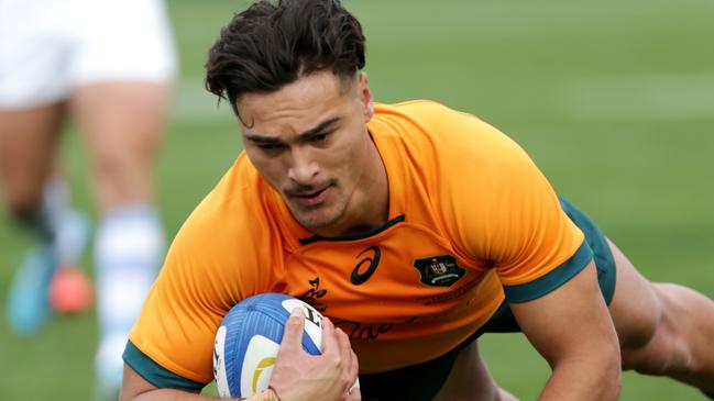 MENDOZA, ARGENTINA - AUGUST 06: Jordan Petaia of Australia scores a try during The Rugby Championship between Argentina Pumas and Australian Wallabies  at Estadio Malvinas Argentinas on August 06, 2022 in Mendoza, Argentina. (Photo by Daniel Jayo/Getty Images)