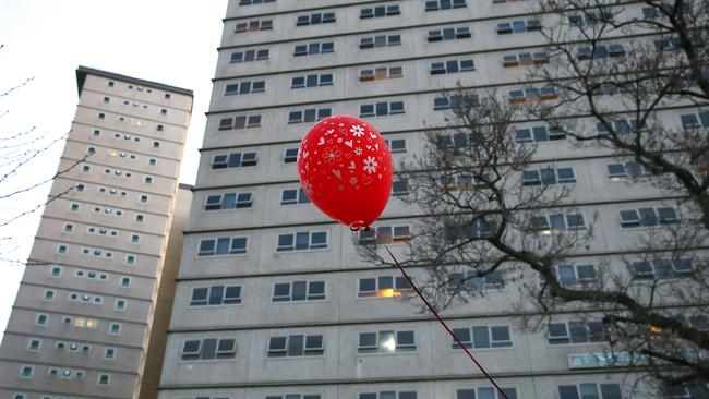 Lockdown of public housing commission flats in Flemington, Melbourne. Picture : Ian Currie