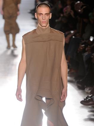 Rick Owens coloca modelos com pênis à mostra na semana de moda de Paris -  FFW