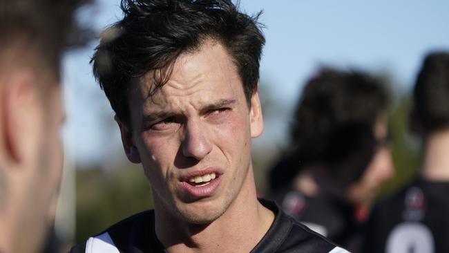 Trent Cody at the Devon Meadows quarter-time huddle. Picture: Valeriu Campan