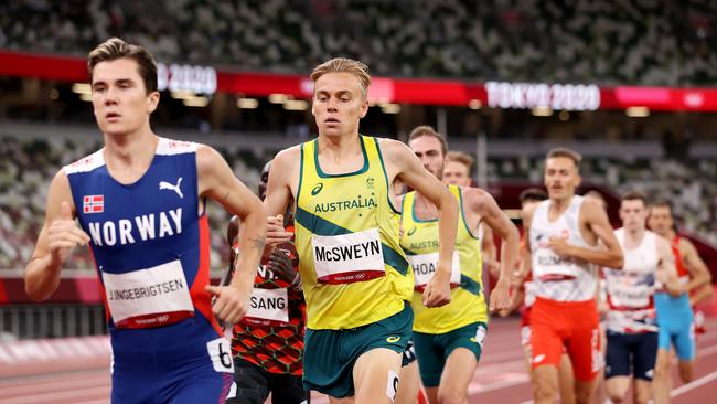 TOKYO, JAPAN - AUGUST 07: Stewart McSweyn trails Jakob Ingebrigtsen of Team Norway in the Men's 1500m Final on day fifteen of the Tokyo 2020 Olympic Games at Olympic Stadium on August 07, 2021 in Tokyo, Japan. (Photo by David Ramos/Getty Images)