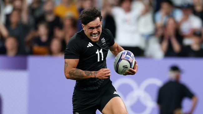 PARIS, FRANCE - JULY 25: Moses Leo #11 of Team New Zealand runs to score a try during the Men's Rugby Sevens Quarter-Final match between New Zealand and South Africa at Stade de France on July 25, 2024 in Paris, France. (Photo by Michael Steele/Getty Images)