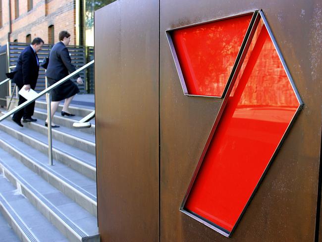 23 Aug 2005 : Seven Network sign in Sydney : AFP - industry media /7 Channel Ch7 signs logo logos