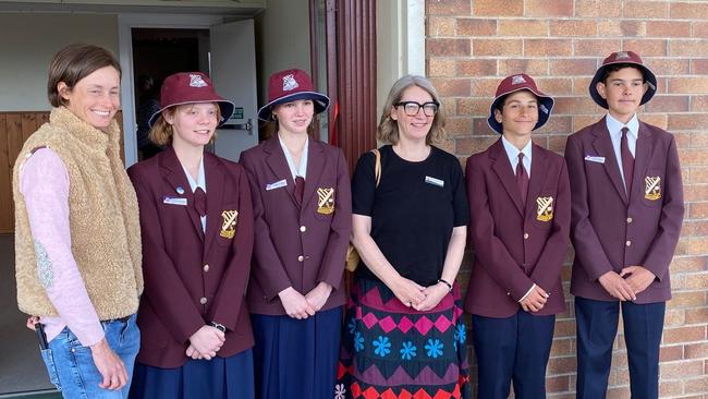 Mayor Melissa Hamilton (centre) and councillor Carla Pidgeon (left) with students from Allora State School. August 7, 2024. (Photo: SDRC)