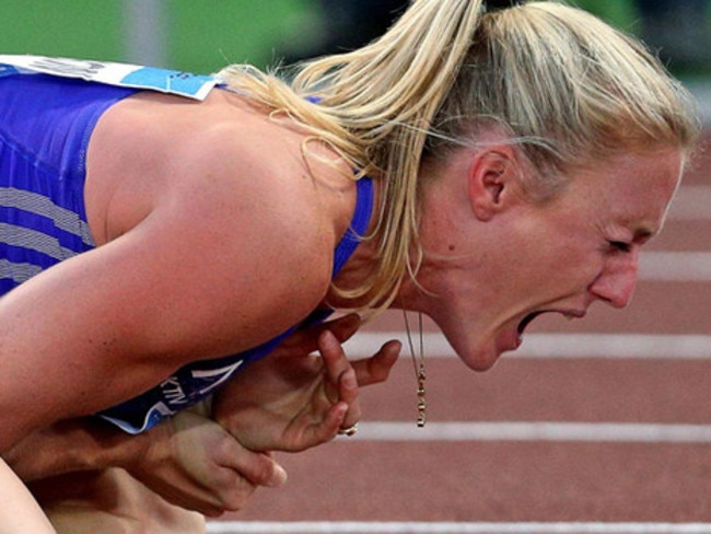 Sally Pearson screams in pain after shattering her wrist.