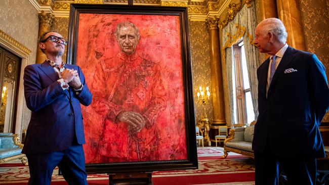 Artist Jonathan Yeo and King Charles stand in front of the portrait.