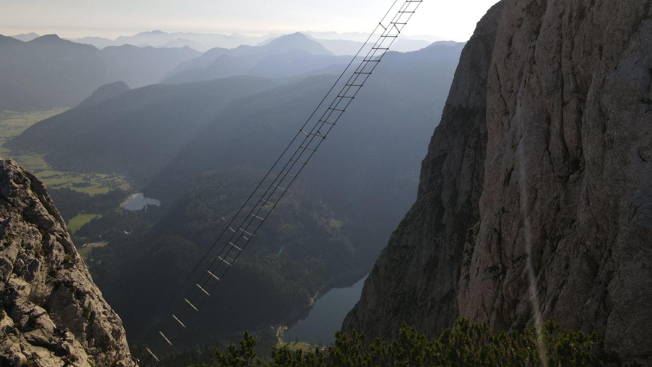 Turysta zmarł po upadku z wysokości 90 metrów od popularnego spotu „Stairway to Heaven” na Instagramie w Austrii