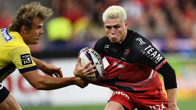 Clermont's centre Aurelien Rougerie (L) tackles Toulon's fullback James O'Connor during the French Top 14 rugby union final match Clermont vs Toulon, on June 4, 2017 at the Stade de France in Saint-Denis, outside Paris. / AFP PHOTO / CHRISTOPHE SIMON