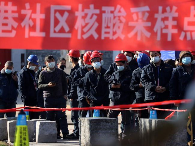 Construction workers line up to be tested for Covid-19 in Xi'an, in China's northern Shaanxi province. Picture: AFP / China OUT