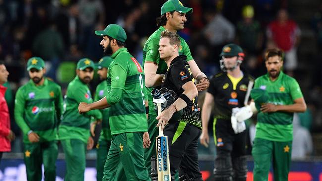 Steve Smith (C) of Australia shakes hands with Pakistan's Mohammad Irfan after the second Twenty20 match between Australia and Pakistan at the Manuka Oval in Canberra on November 5, 2019. (Photo by Saeed KHAN / AFP) / IMAGE RESTRICTED TO EDITORIAL USE - STRICTLY NO COMMERCIAL USE