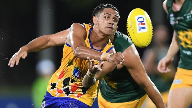 Ronald Fejo Jr in action for the Wanderers last season. Picture: Felicity Elliott/NTFL Media