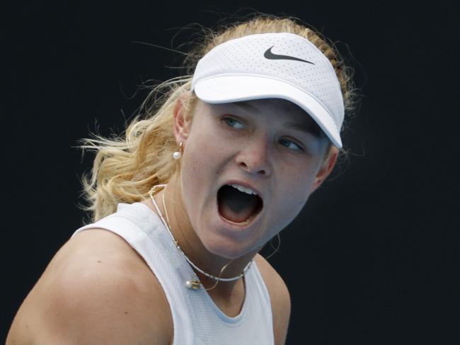 NCA. MELBOURNE, AUSTRALIA. 19th January 2025.   Day 9. Australian Open Tennis at Melbourne Park.   Girls singles. Emerson Jones vs Thea Frodin on court 3.  Australian Emerson Jones during her 3 set win over American Thea Frodin    .  Picture: Michael Klein