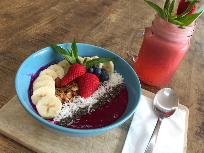 Swallow Coffee Traders: Dragonfruit bowl with berry bliss smoothie.