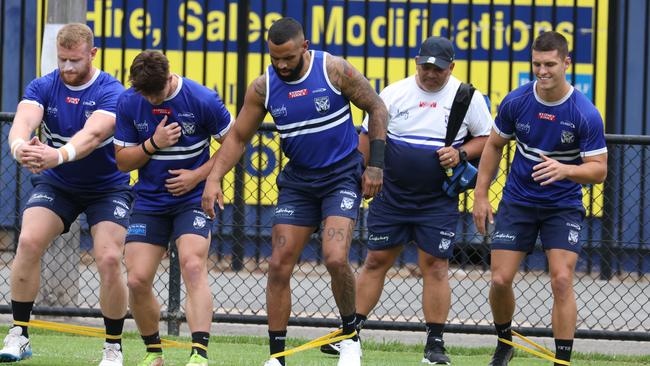 Josh Addo-Carr warms up at training. Photo: Bulldogs