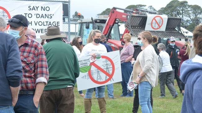 Some CFA captains are warning they’ll refuse to fight fires near a controversial new powerline proposal