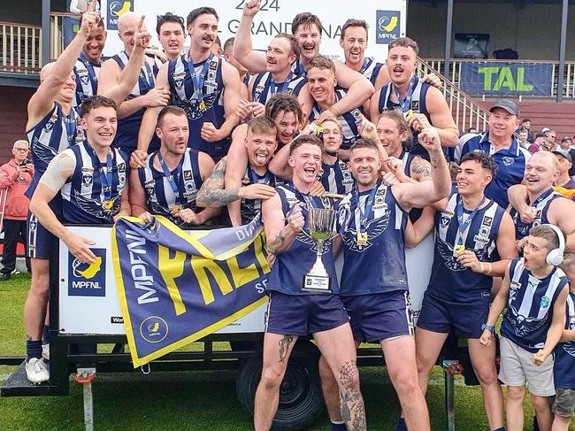 Edithvale-Aspendale show off the premiership cup and flag.