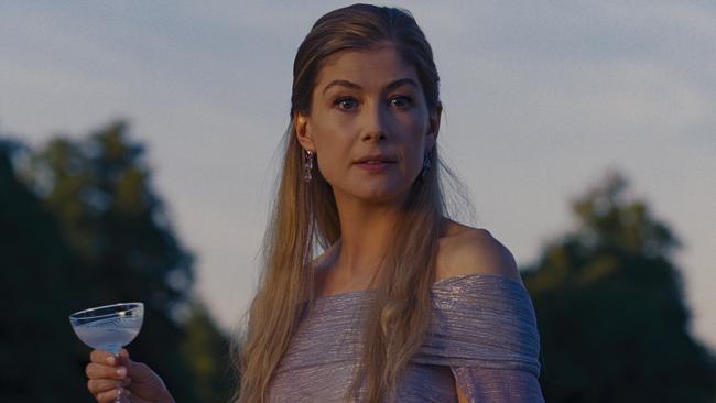 Rosamund Pike in a Scene from the movie Saltburn.