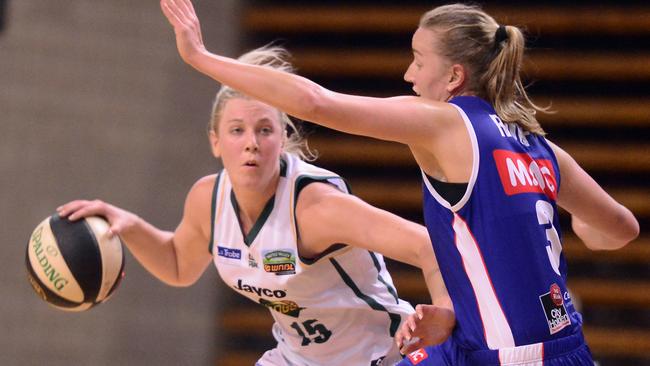Dandenong’s Saara Blicavs takes on Adelaide Lightning’s Mikaela Reuf. Picture: Tom Huntley
