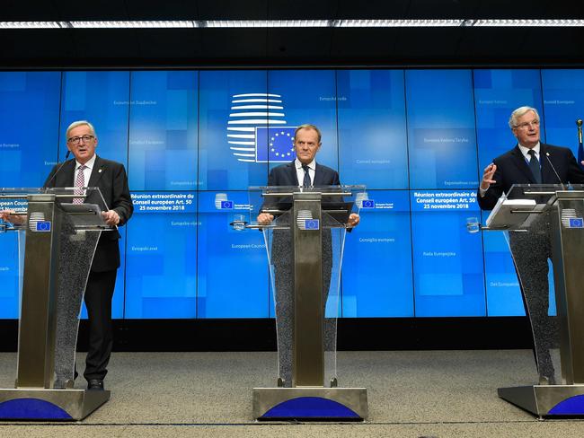 TOPSHOT - Froml left : President of the European Commission Jean-Claude Juncker, European Council President Donald Tusk and EU chief Brexit negotiator Michel Barnier give a press conference after a special meeting of the European Council to endorse the draft Brexit withdrawal agreement and to approve the draft political declaration on future EU-UK relations on November 25, 2018 in Brussels. (Photo by JOHN THYS / AFP)