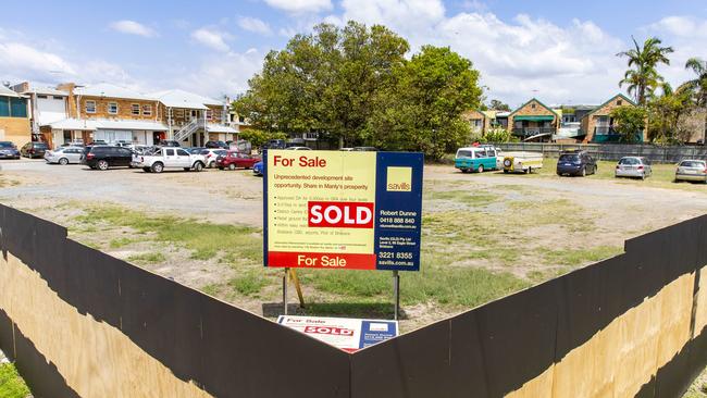 General photograph of vacant land at corner of 195 Stratton Terrace and Cardigan Parade. Picture: AAP/Richard Walker