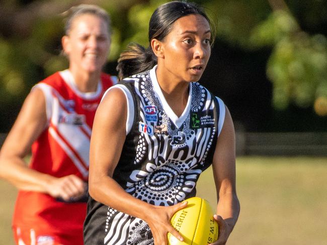 Magpie Iesha Ronberg in action. Picture: Aaron Black. AFLNT/Media