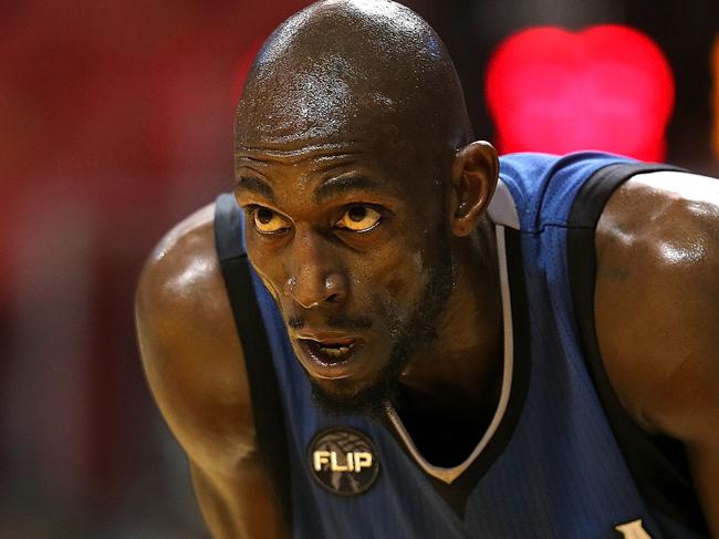 MIAMI, FL - NOVEMBER 17: Kevin Garnett #21 of the Minnesota Timberwolves looks on during a game against the Miami Heat at American Airlines Arena on November 17, 2015 in Miami, Florida. NOTE TO USER: User expressly acknowledges and agrees that, by downloading and/or using this photograph, user is consenting to the terms and conditions of the Getty Images License Agreement. Mandatory copyright notice: Mike Ehrmann/Getty Images/AFP == FOR NEWSPAPERS, INTERNET, TELCOS & TELEVISION USE ONLY ==