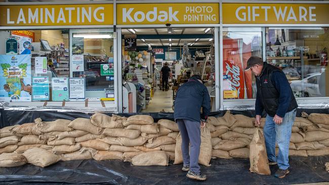 Rochester locals sandbag in preparating for rising floodwaters. Picture: Jason Edwards