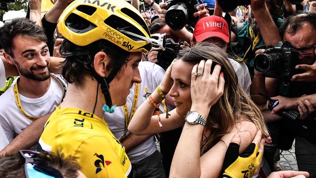 Thomascelebrates with his wife Sarah-Ellen after his victory. / AFP PHOTO / Jeff PACHOUD