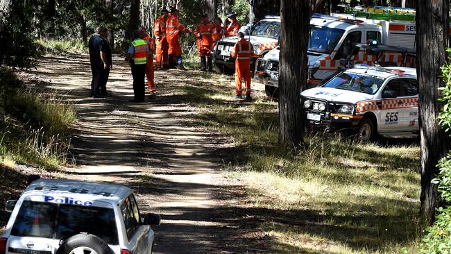 SES arrive at Macedon Regional Park to search the area near where Karen’s body was found. 