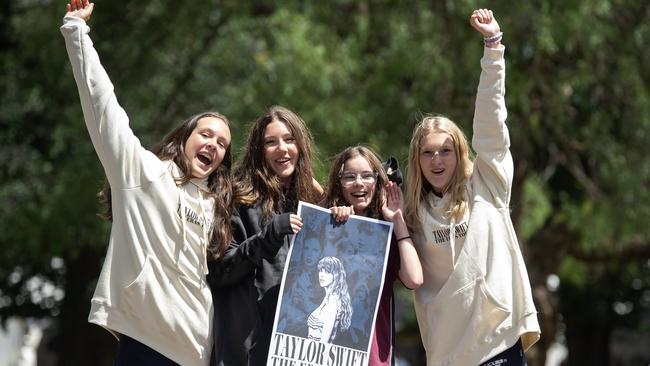 Fans waited at the airport to catch a glimpse. PICTURE : NCA Newswire / Nicki Connolly