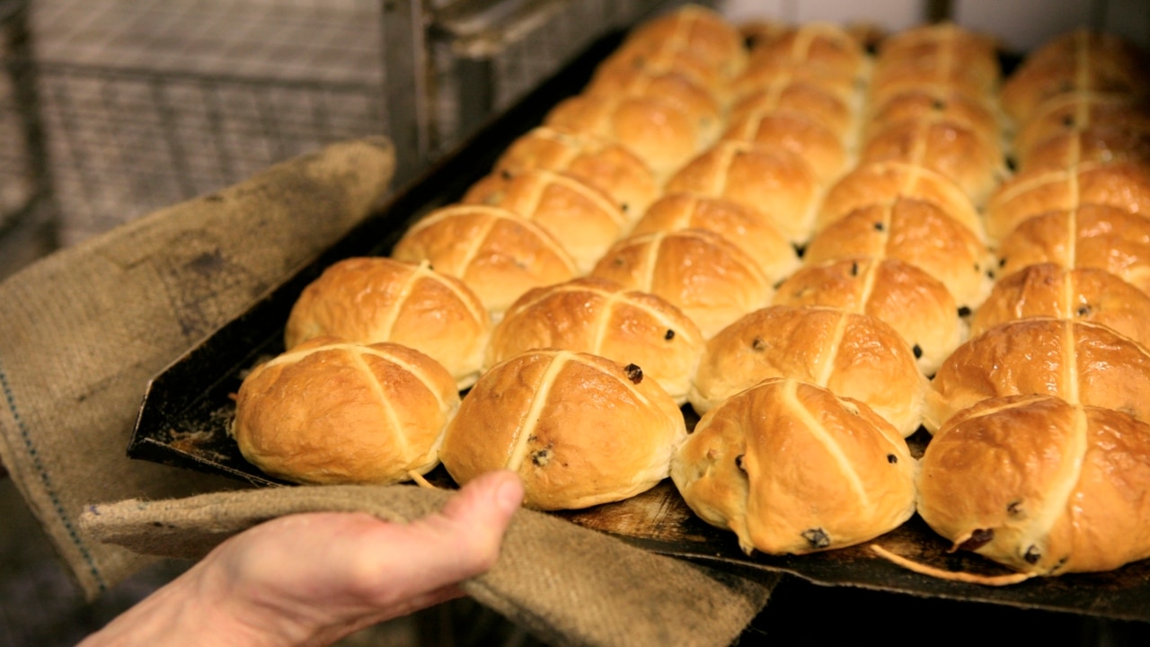 Christianity ‘under fire’ as UK supermarket removes cross from hot cross buns