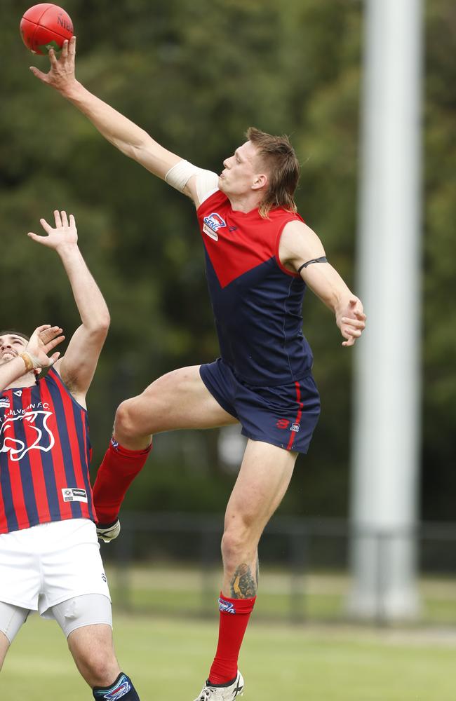 Bentleigh big man Mitch Smart gets high.