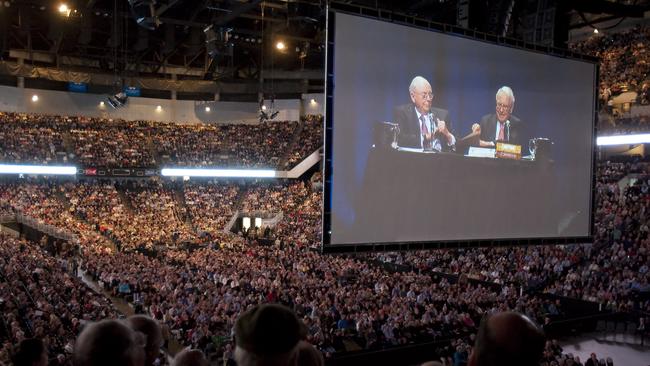 Charlie Munger and Warren Buffett on a large screen at the Berkshire Hathaway meeting.