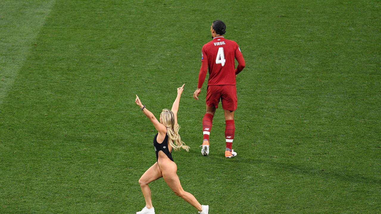 Kinsey Wolanski Instagram Champions League Streaker Is Back