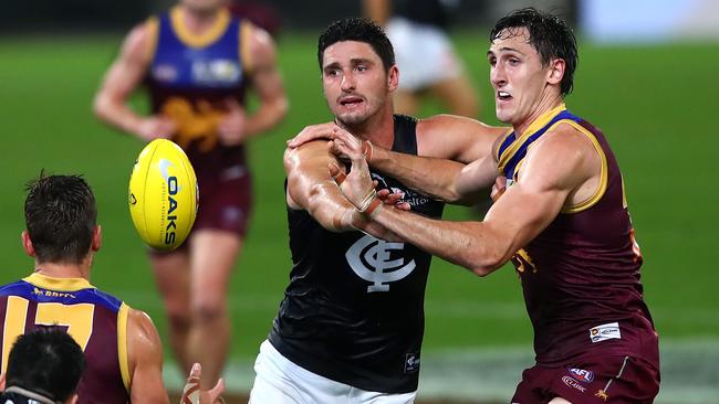 Carlton ruckman Marc Pittonet of the Blues competes with Oscar McInerney. (Photo by Jono Searle/AFL Photos/via Getty Images)