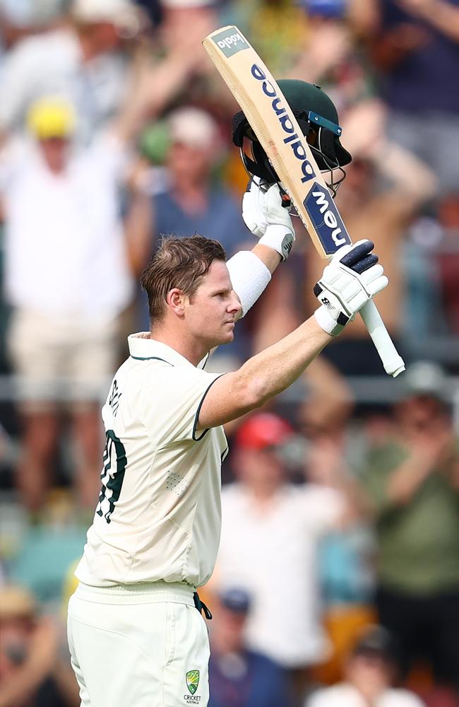 Steve Smith raises his bat to the Gabba crowd. Picture: Getty Images