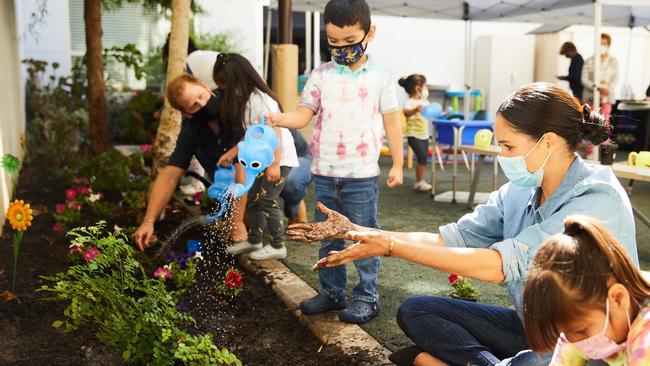 The Duke and Duchess of Sussex planted Diana’s favourite flower, forget-me-nots, in the garden. Picture: Assistance League LA / Twitter