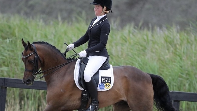 Keeleey Menadue riding at nationals