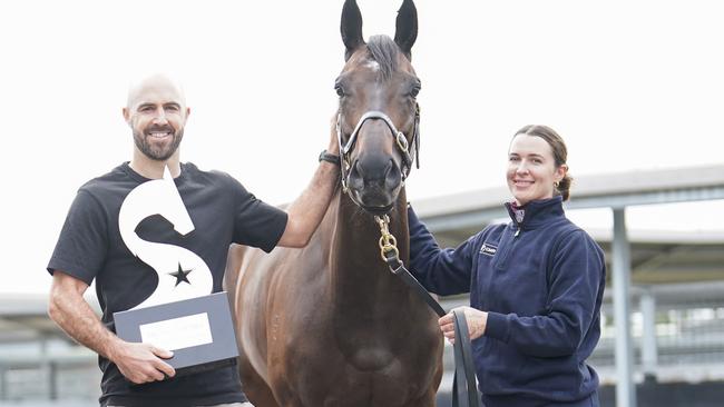 Collingwood Magpies star Steele Sidebottom with Pride Of Jenni and strapper Sammie Waters. Picture: Racing Photos via Getty Images