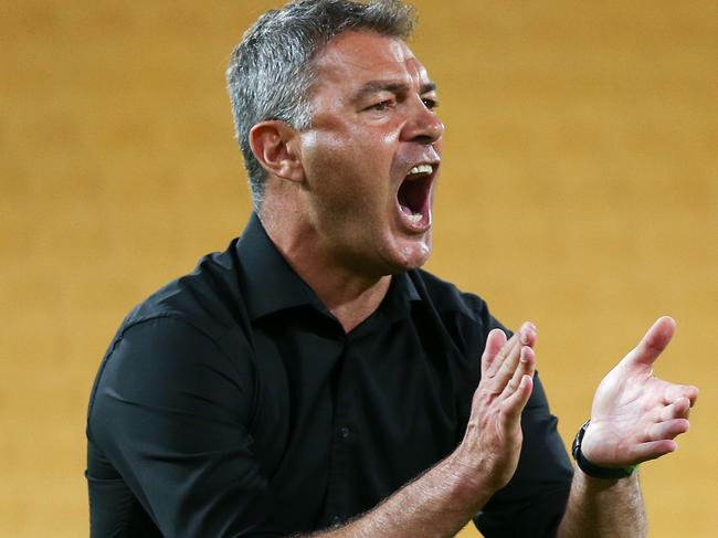 WELLINGTON, NEW ZEALAND - DECEMBER 15:  Coach Mark Rudan of the Phoenix talks to his players during the round eight A-League match between the Wellington Phoenix and the Central Coast Mariners at Westpac Stadium on December 15, 2018 in Wellington, New Zealand.  (Photo by Hagen Hopkins/Getty Images)