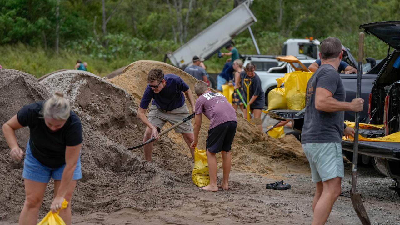 Residents fill sand bags at Camp Hill in Brisbane, Australia. Photo: Asanka Ratnayake/Getty Images)